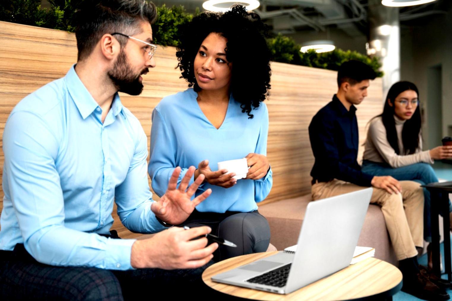 Analyse financière en action avec documents professionnels