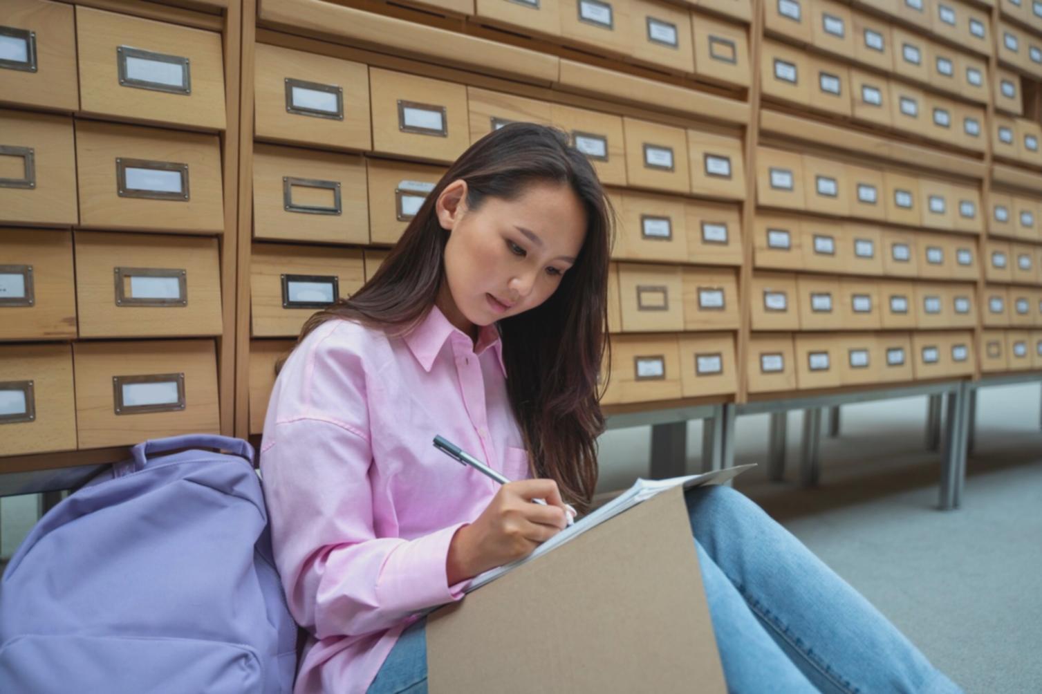 Bureau de travail omniraeseyrix à Amiens avec documents financiers